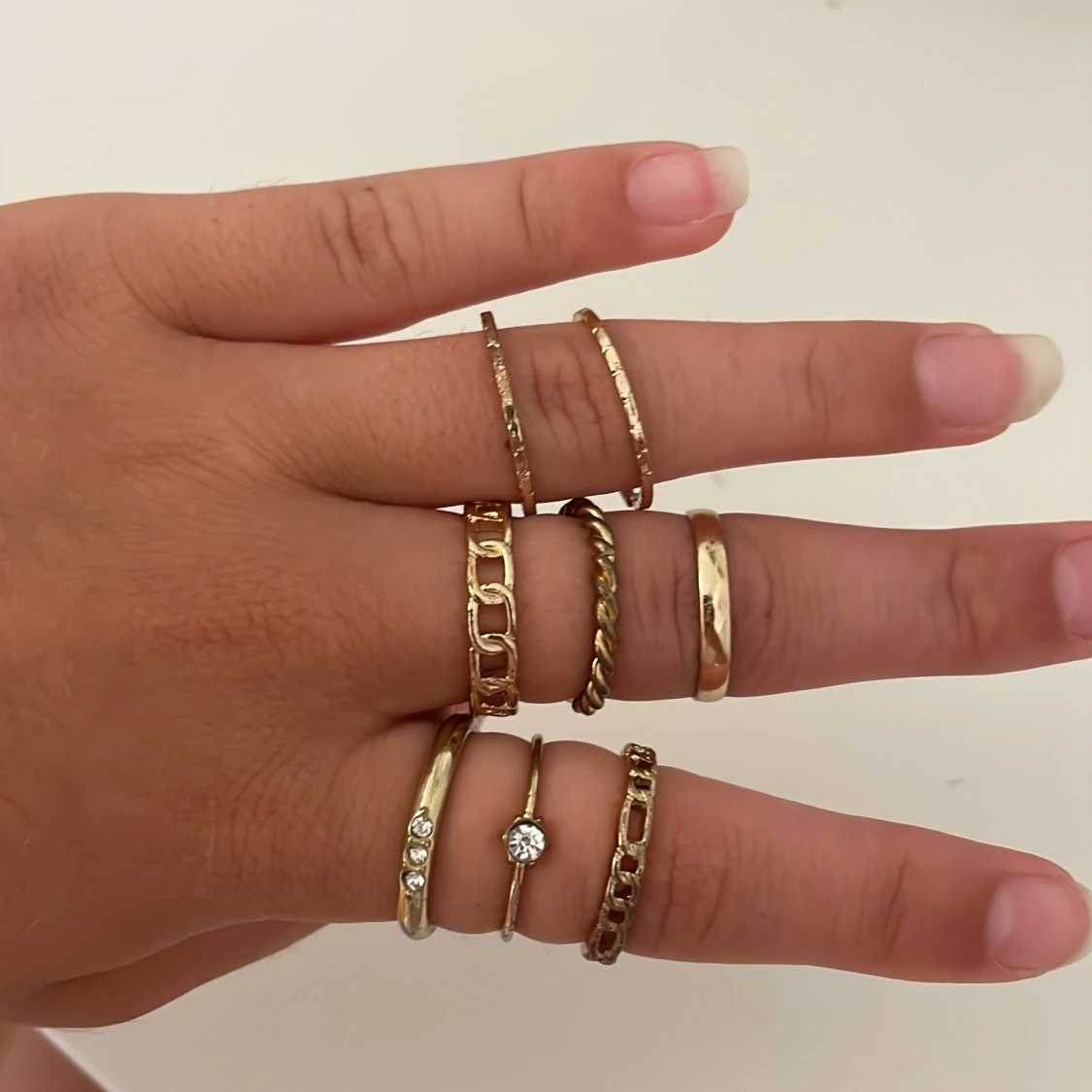 Set med åtta guldplaterade ringar