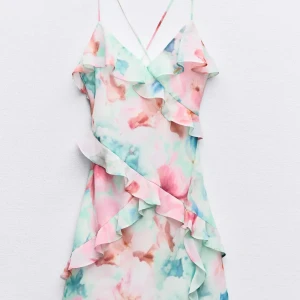 Pastellfärgad volangklänning med smala band - Säljer en mönstrad miniklänning med volanger från Zara i storlek xs. Använd endast två gånger💗