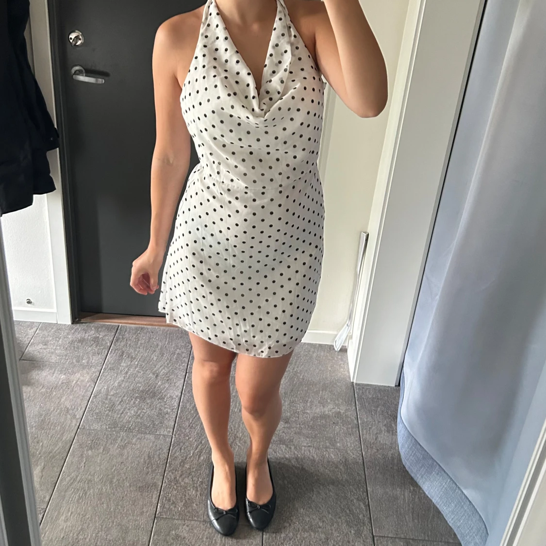 Prickig halterneckklänning - 1