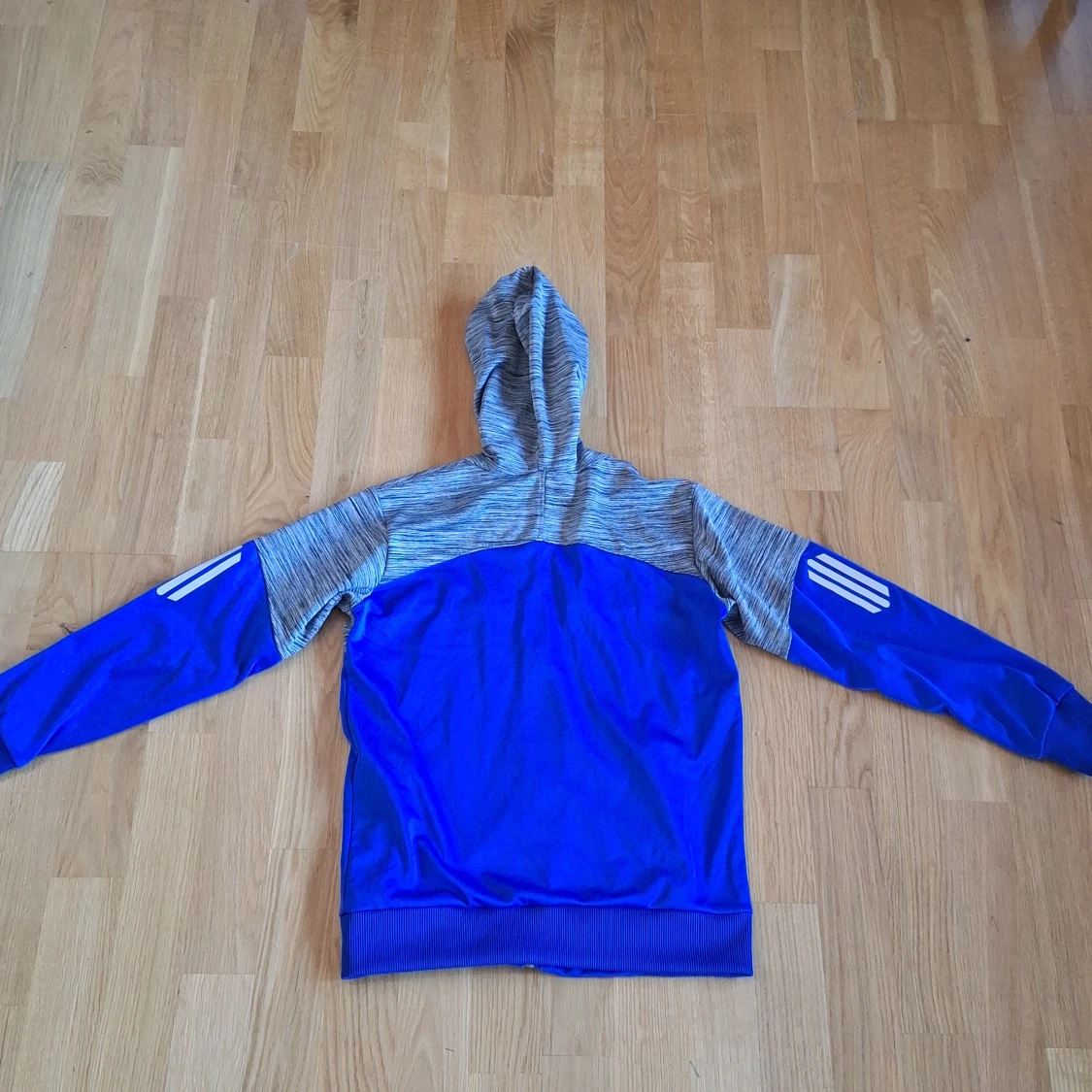 Blå och grå Adidas tränings zip hoodie  - 1