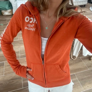 Hollister zip - En zip från Hollister i storlek S, kan upplevas som en XS pga figursydd fit. Tröjan är i väldigt fint skick. Se liknande zip i min profil! Jag skickar inom 24h. E45