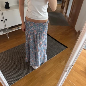 Blommig blå långkjol  - Supersöt långkjol i ljusblått med blommigt mönster i rosa och vitt, märket är MARTA🩷