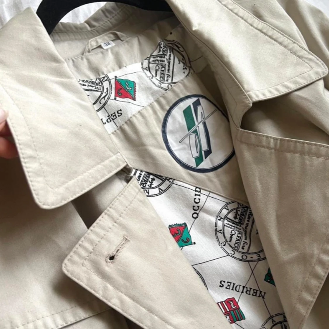 Beige trenchcoat med coolt foder - 2