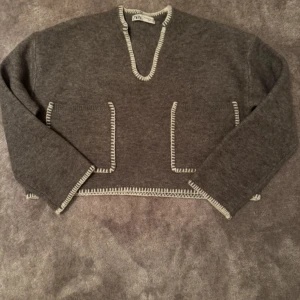 Grå stickad tröja med kontrastsömmar - Grå stickad tröja från Zara! Nästan aldrig använd. Den är i storlek S! Priset är diskuterbart 