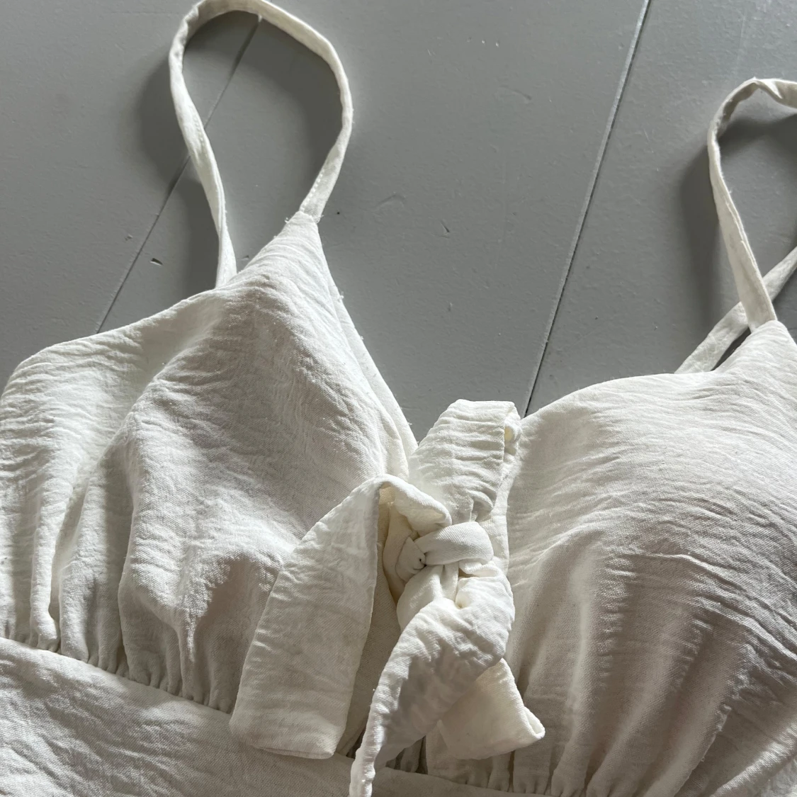 Vit kortklänning med knyt  - 1