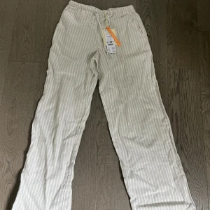 Randiga linnebyxor från Gina Tricot Young - Säljer dessa super fina linnebyxor, som aldrig är använda!!🩶 köpare står för frakt📦 