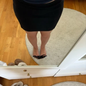 Svart kortkjol från 157, XS - Enkel och stilren svart kortkjol från 157 i storlek XS.   Ganska använd men fortfarande i bra skick.