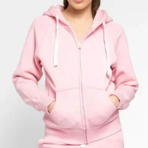 Ljusrosa hoodie med dragkedja - Mysig ljusrosa hoodie med huva och vita snören. Tröjan har dragkedja framtill och två stora fickor. Perfekt för chill dagar eller när du vill vara extra bekväm.