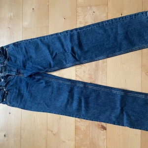 Blå jeans från gina - Säljer ett par super fina jeans från Gina, dom är använda några få gånger och är som nya. Låga i midjan och har raka lite bredare ben.