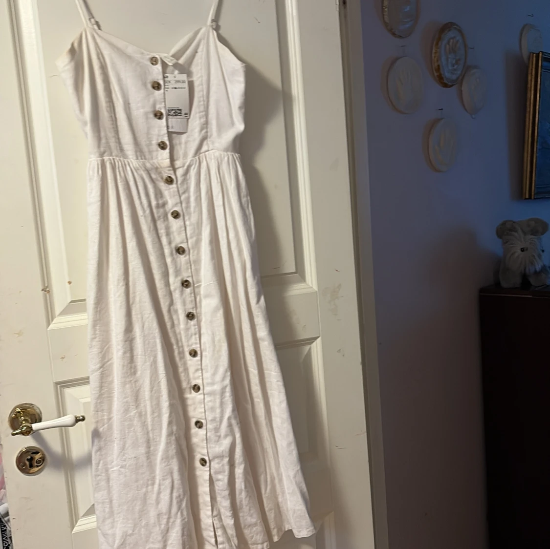 Vit sommarklänning med knappar i linne 