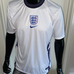 England matchtröja storlek M  - Storlek M. Fin replika. Helt ny och oanvänd. Pris: 300:-. Skickas direk inom 24h