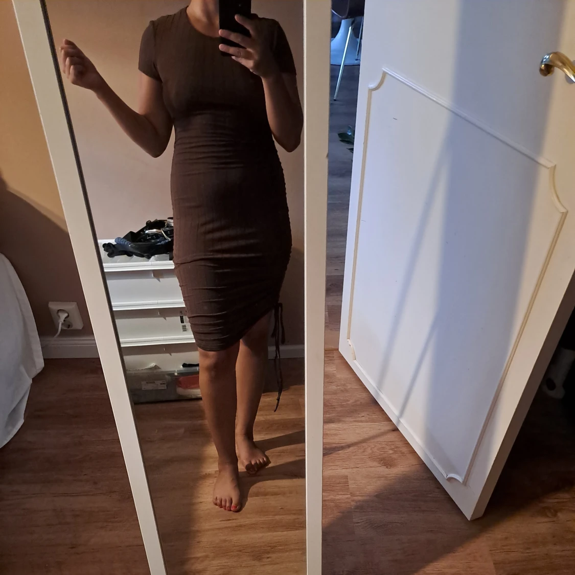 Brun ribbad kortklänning med snörning - 1