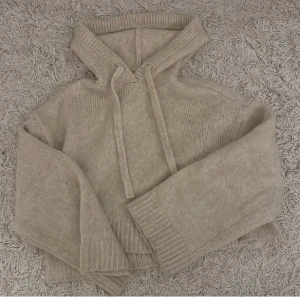 Stickad hoodie  - Jätte snygg och mysig stickad hoodie ifrån Zara, säljer för använder inte jätteofta 
