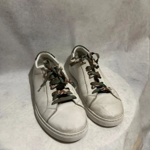 Saint Laurent skor - Ett par riktigt sällsynta och snygga saint Laurent skor. Självklart äkta. Dustbag medföljer!