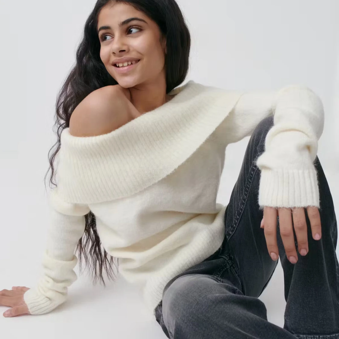 Offshoulder stickad vit tröja - 2