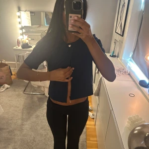 Tröja  - Tröja som är finast med ett linne under😍