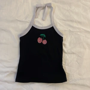 Söt halternecktopp med körsbär - Säljer denna jätte söta halternecktoppen med körsbär på! Köpt i butik i USA märket heter Full Tillt. Är i cir stl 134-140/XXS