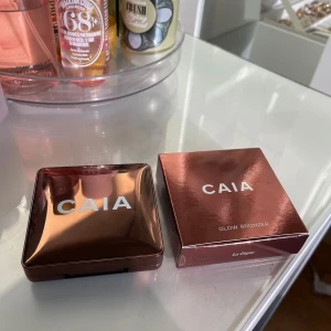 CAIA Glow Bronzer La Digue - Säljer en CAIA Glow Bronzer i nyansen La Digue. Endast testad !