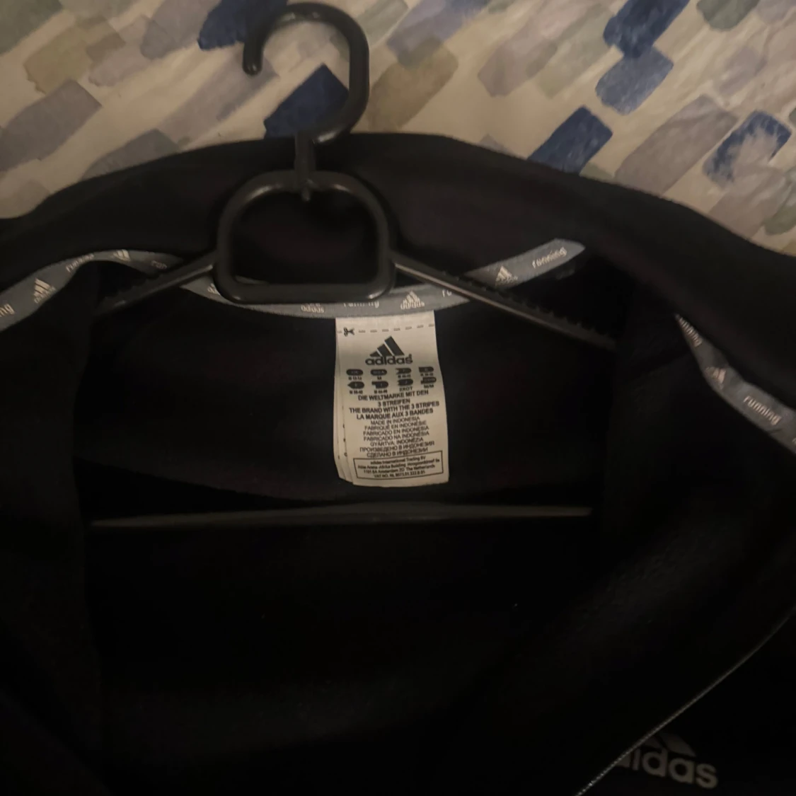 Svart Adidas jacka med rosa ränder - 1
