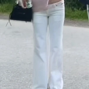Vita bootcut jeans med låg midja - W27 L30 —— Säljer ett par fräscha vita ltb jeans med bootcut-modell och normal midja. Byxorna har klassisk femficksdesign och raka ben med lätt utsvängning nertill. Perfekta för dig som vill ha en clean och stilren look. Använda 3 gånger. 