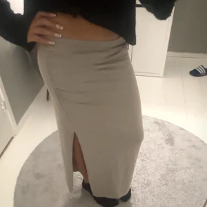 Lång begie-grå kjol - Super söt lång begie-grå kjol från stradivarius i storleck XS! Använd en del men inte alls sliten o ser helt ny ut!❤️❤️❤️ pris kan diskuteras - kolla även in mina andra plagg!