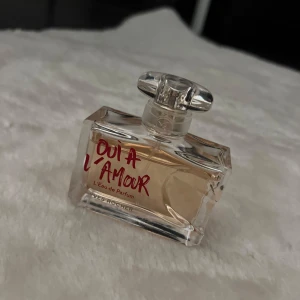 Oui à L'Amour Eau de Parfum 50 ml - Fräsch och romantisk parfym från Yves Rocher i en elegant, transparent glasflaska med röd text. Doften är blommig och feminin, perfekt för dig som gillar lätta och kärleksfulla toner. Flaskan rymmer 50 ml och 90% av parfymen är kvar💗