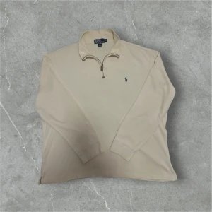 Ralph Lauren Half Zip, Vit - 📍Storlek: XL  💪🏽Skick: Mycket Bra!  📐Mått: Längd:71cm Axelbredd: 55cm  📎Material: 100% bomull  📦Skickar alltid inom 24h  💸Köp fler plagg för att få billigare pris  ✅Äkthetsgaranti