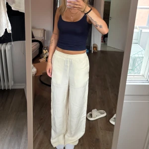 Vida linnebyxor från & Other Stories - Ljusbeige linnebyxor från & Other Stories med bred resår i midjan och avslappnad, wide passform. Väldigt luftiga och sköna