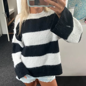 Randig svartvit stickad tröja - Supermysig stickad tröja med breda svarta och vita ränder. Passar till allt!! Supersnygg 