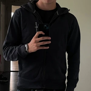 Hoodie Sail Racing - Zip hoodie från Sail Racing. Väldigt bekväm apropå en bra kvalité. Nypris 1500kr, storlek M, fint skick!