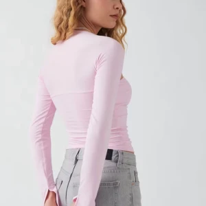 soft touch jersey top ljus rosa - Säljer en ljusrosa långärmad topp med tight passform. Toppen är enkel och stilren, perfekt att matcha med jeans eller kjol. Materialet känns mjukt och stretchigt, vilket gör den bekväm att bära hela dagen.❤️
