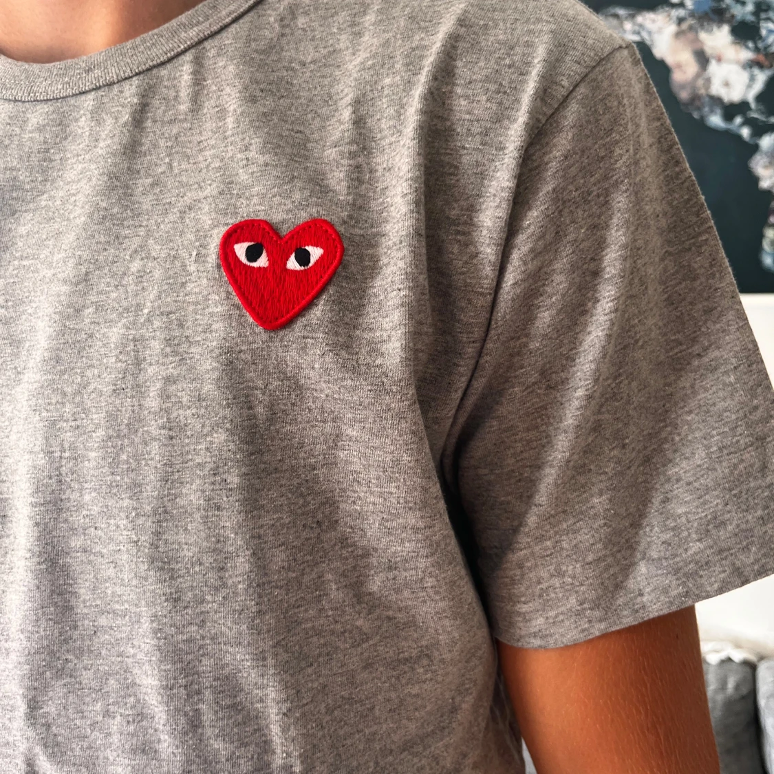 Grå Comme des Garçons Play t-shirt - 1