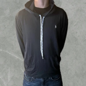 Marinblå hoodie från Polo Ralph Lauren - Säljer en stilren marinblå hoodie från Polo Ralph Lauren med det klassiska broderade logotypen på bröstet. Det är storlek L men kan också passa en större M. Snörena är inte orginal. Vid några frågor eller fler bilder är det bara att höra av sig.