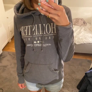 Mörkgrå Hollister hoodie XS - Jättesnygg Hoodie från Hollister som inte kommer till användning längre!💕 