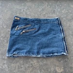 Miniskirt  - Så snygg jeans kjol som tyvärr inte passar mig och har därför ingen bild på! Midjemått tvärsöver: 37cm Längd:29cm💕