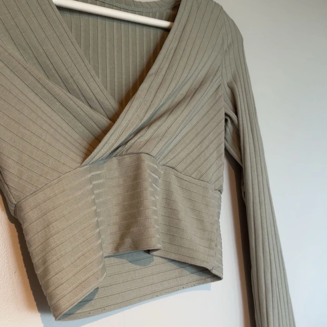 Ribbad omlottopp i grönt - 1