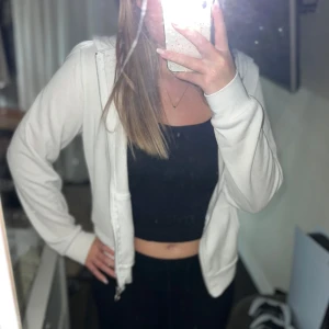 Vit hoodie med dragkedja - Säljer en vit hoodie med dragkedja framtill i ett otroligt mjukt material. Huvan har snören för justering💗