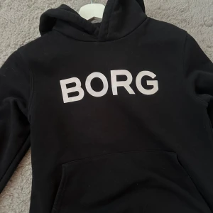 Svart hoodie från Björn Borg - Svart hoodie från Björn Borg. Jätte fint skick säljer då den inte passade mig. Kom alltid med bud ifall priset inte passar dig