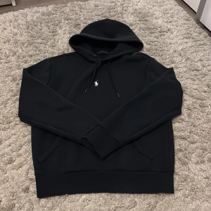 Ralph Lauren hoodie GE PRISFÖRSLAG  - Skick: 10/10 | Storlek: XS | Passar perfekt för dig som är 165-170 | Nypris: 2395 | Mitt pris: Ge prisförslag | Köparen står för frakt | Hör av er vid frågor. 