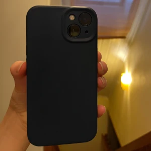 Nytt iphone 13 skal - Helt nytt blått/marinblått Iphone 13 skal köpt på Fyndiq. Först bilden är inte skalet jag säljer det är endast en inspo bild men det är typ samma modell. Säljer då jag köpte fel skal.
