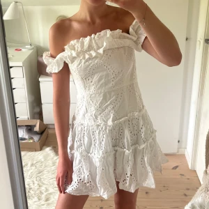 Superfin klänning  - Jättefin offshoulder populär zara klänning. Passar storlek S också. Toppen skick (har inte strykt den på bilden men kan ta en bild strykt om man önskar)
