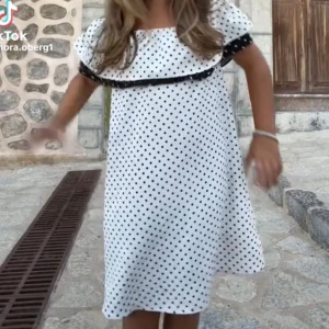 Volang klänning  - Jättefin prickig klänning från Zara, storlek XS❤️