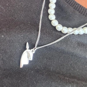 Maria Nilsdotter lkn halsband - Snyggt halsband i silverfärg med ett unikt hänge format som ett hjärta . 💓 