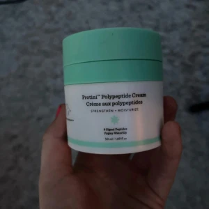 Drunk Elephant Protini Polypeptide Cream - Protini Polypeptide Cream från Drunk Elephant i en mintgrön och vit burk på 50 ml. Säljer denna då den aldrig kommer till användning. Har pumpat den typ 5-6 gånger. Krämen är i stortsett helt full. Den är avtorkad också då den är till försäljning, bara att höra av sig vid funderingar!