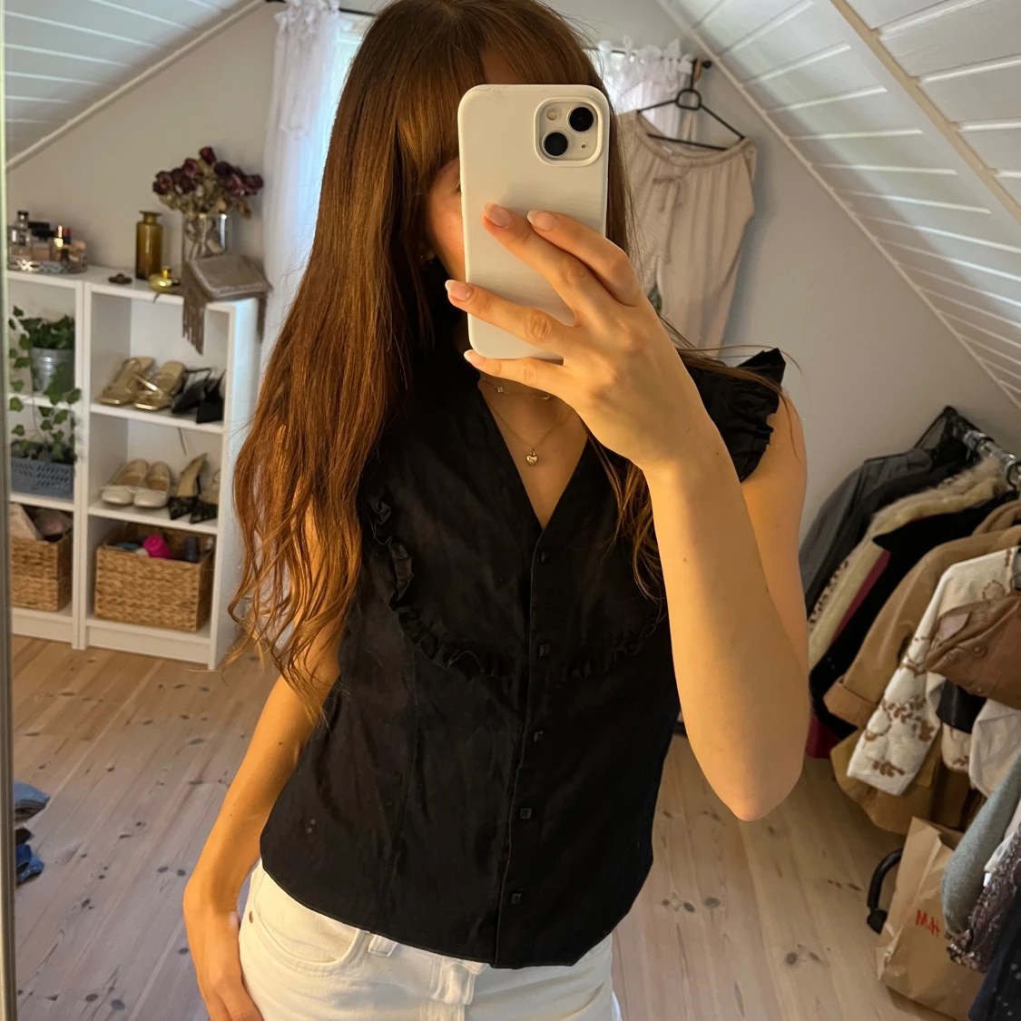 Svart broderad volangtopp  - 1