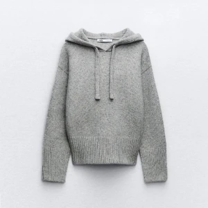 Grå stickad hoodie från Zara - Supermjuk grå stickad hoodie från Zara med huva och snörning. Tröjan har ribbade muddar och midja, samt långa ärmar. Perfekt för dig som gillar en chill och stilren look 💕💕