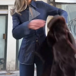 Mörkblå jeansskjorta  - Snygg mörkblå jeans topp från H&M Edition i figurnära modell. 