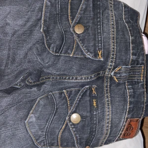 Lågmidjade jeans  - Låg midjade lee jeans  med fina fickor där bak jätte snygga o trendiga säljer pågrund av att dom är för små, dom är loose i längst benen 