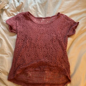 Rosa spetströja - Rosa blommig spets tshirt i luftigt material🍒