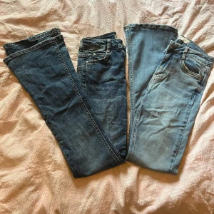 Två par blå jeans bootcut - Säljer två par klassiska blå jeans med bootcut-snitt. Ena paret är mörkblått och det andra är ljusare blått. Båda har femficksdesign och normal passform, perfekta till sneakers eller boots. 100kr styck 